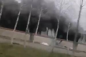 POŽAR KOD PEĆINACA: Vatra buknula u fabrici, širi se gust crni dim (VIDEO)
