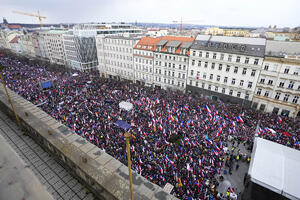 MASOVNE DEMONSTRACIJE U PRAGU: Tražili da Češka prestane da pruža pomoć Ukrajini (FOTO)