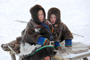 TOLIKO SLATKOĆE NA JEDNOM MESTU! Zima u Mongoliji je surova, a fotografija bebe obučene za šetnju debelim minusom, OTOPILA JE SRCA