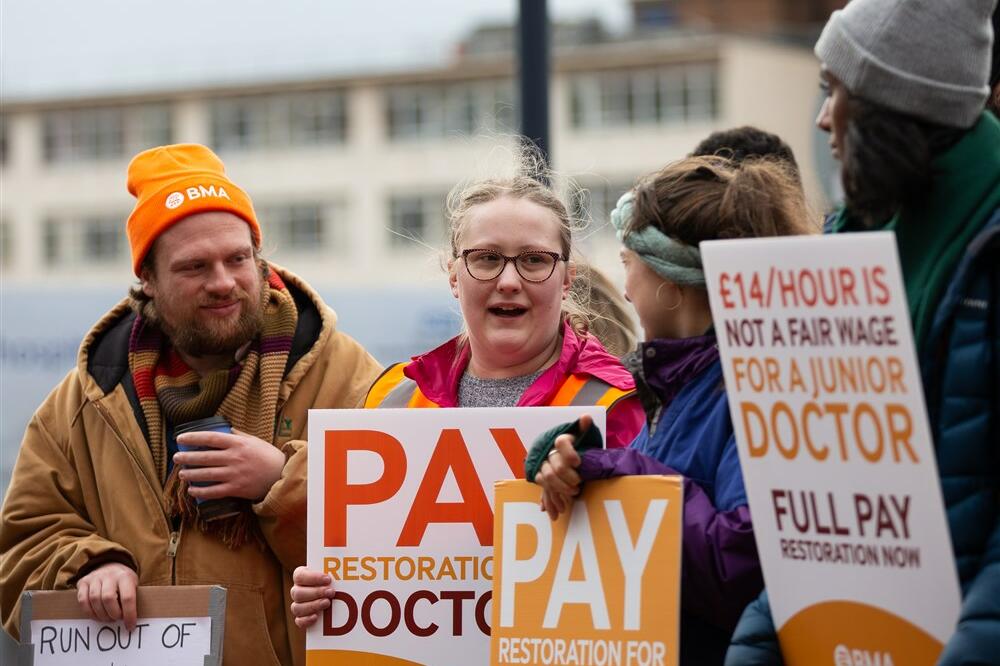 OPŠTI HAOS U BRITANSKIM BOLNICAMA: Desetine hiljada mladih lekara počelo trodnevni štrajk