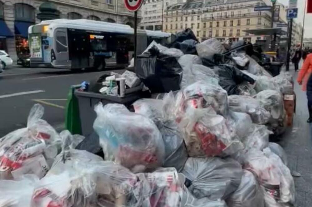 STRAŠNE SCENE NA ULICAMA PARIZA: Turisti se masovno slikaju pored PLANINA SMEĆA, 5.600 tona otpada, a to ni nije NAJGORE (FOTO)