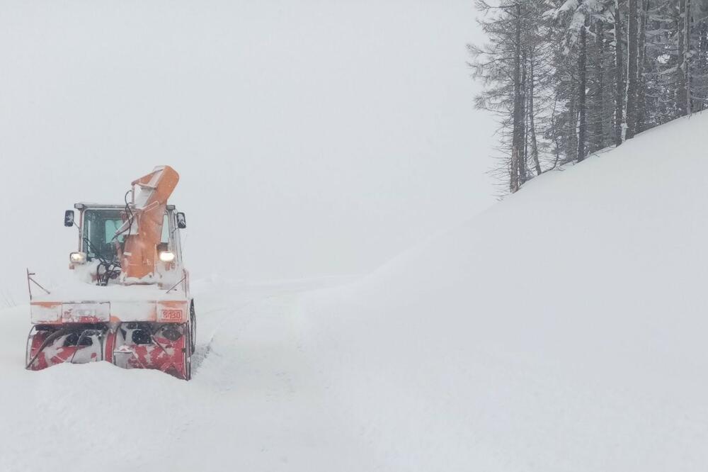 NEGDE SIJA SUNCE, A NA GOLIJI SMETOVI: Sneg veje, ljudi EVAKUISANI (VIDEO)