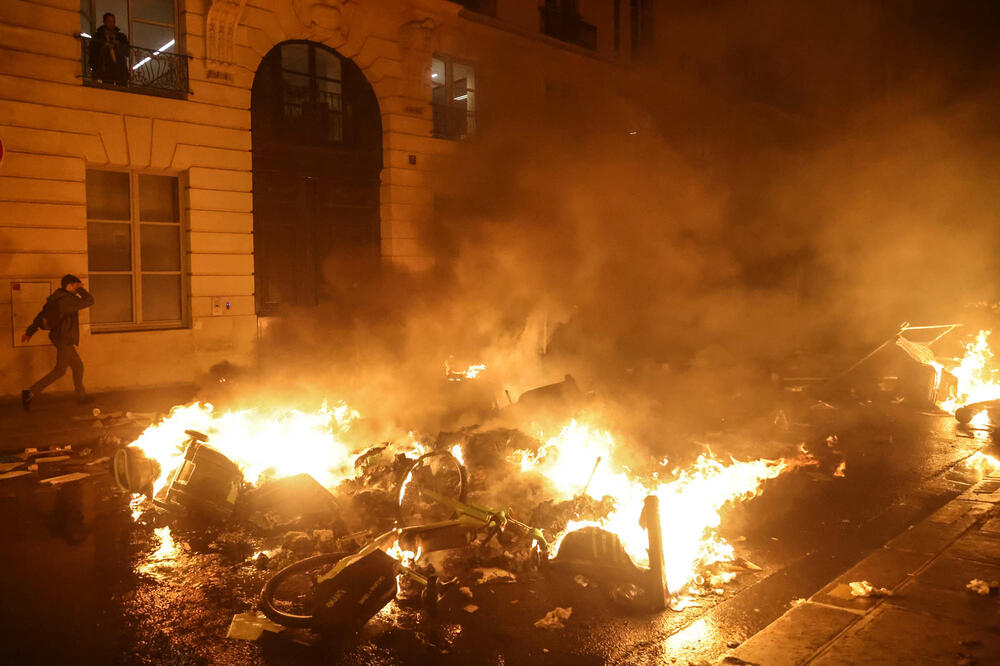HAOS U PARIZU ZBOG MAKRONOVE PENZIONE REFORME: Ponovo sukob demonstranata i policije (VIDEO, FOTO)
