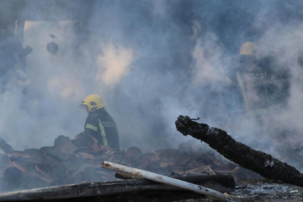 OGROMAN CRNI DIM PREKRIO CELO NASELJE: Gori objekat u okolini Kragujevca, buktinju pokušavaju da lokalizuju vatrogasci