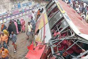 NEZAPAMĆENA SAOBRAĆAJNA NESREĆA U BANGLADEŠU: Poginulo najmanje 19 ljudi, 12 osoba teško povređeno! Stravični PRIZORI (FOTO)