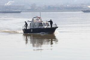 OGLASILI SE IZ HRVATSKE O DRAMI NA DUNAVU: Brod udario u most kod Bačke Palanke, otkrili STANJE posade! Saobraćaj obustavljen