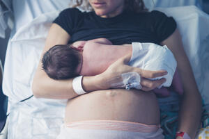 LEKARU KOJI UZME NOVAC ZA POROĐAJ ODUZETI LICENCU! Centar za mame objavio 15 preporuka za poboljšanje stanja u porodilištima!