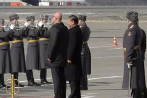 SI ĐINPING U "CRVENOJ ZASTAVI" DO PUTINA: Pogledajte kako izgleda limuzina kineskog predsednika koja ga je dočekala u Moskvi VIDEO