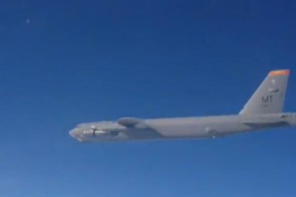 IZNENADA POLETELO 9 STRATEŠKIH BOMBARDERA B-52H: Odleteli u svim pravcima! Prati ih 12 avio cisterni KC-125R