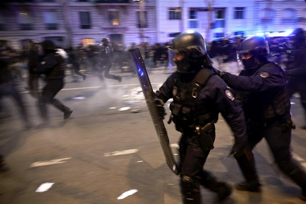 BIJU BEZ MILOSTI: Francuska policija JURIŠA, BRUTALNO se obračunava sa demonstrantima U PARIZU HAOS (UZNEMIRUJUĆI VIDEO)