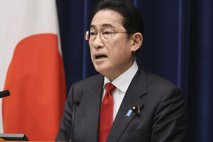 FOTOGRAFIJA KOJA JE IZAZVALA NEZAPAMĆEN SKANDAL U JAPANSKOJ VLADI: Osramoćeni premijer odmah smenio sina! (FOTO)