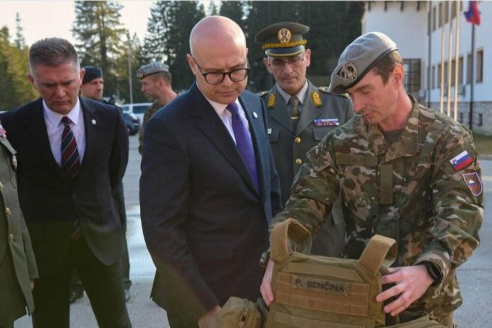 Ministar Vučević obišao 132. gorski puk Slovenske vojske, delegaciji Srbije predstavljena vojna oprema ove jedinice (FOTO)