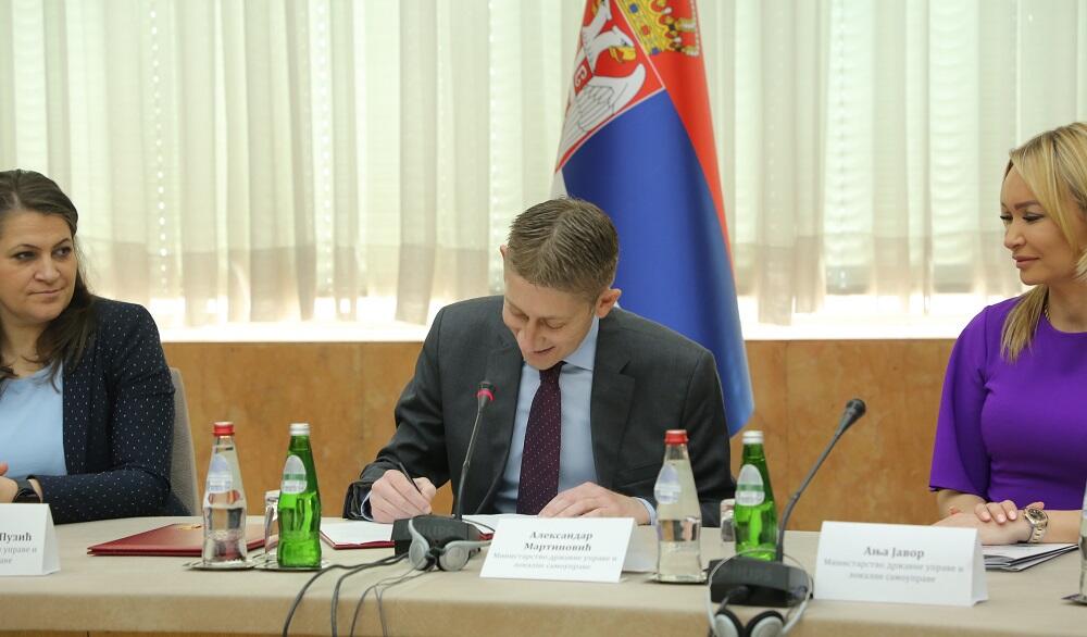 Ministar Aleksandar Marrinović na potpisivanju igovora sa 43 gradonačelnika i predsednika opština
