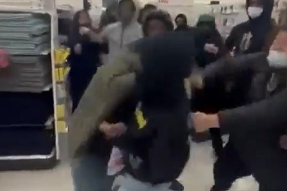 TINEJDŽERSKO NASILJE ŠOKIRALO AMERIKU: U dve masovne tuče u tržnom centru učestvovalo skoro 150 mladih (UZNEMIRUJUĆI VIDEO)