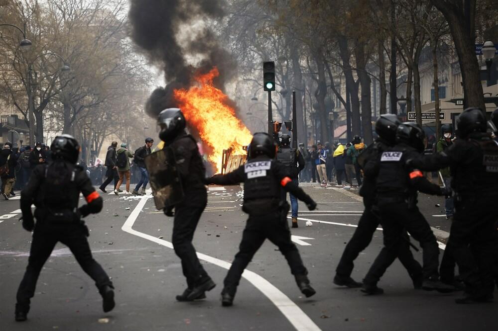 FRANCUSKA SE NE SMIRUJE: Masovni protesti ne prestaju, blokiran saobraćaj, zatvoren terminal pariskog aerodroma U PARIZU NASILJE