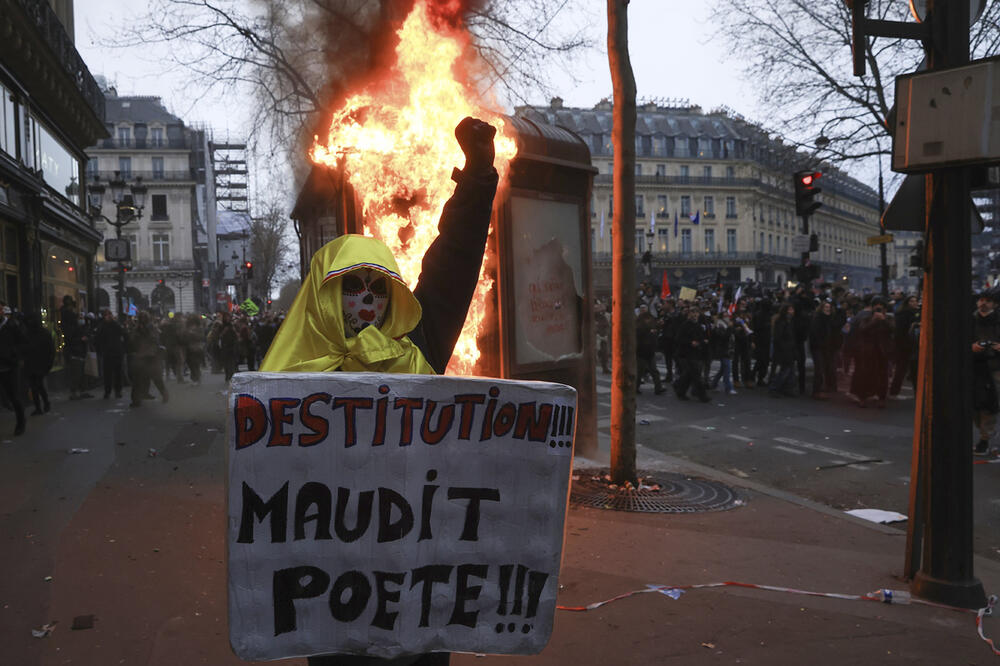 HAOS U PARIZU! 800.000 LJUDI IZAŠLO NA ULICE: Demonstranti razbijali izloge i gađali policiju kamenjem, uhapšeno 14 osoba! (FOTO)