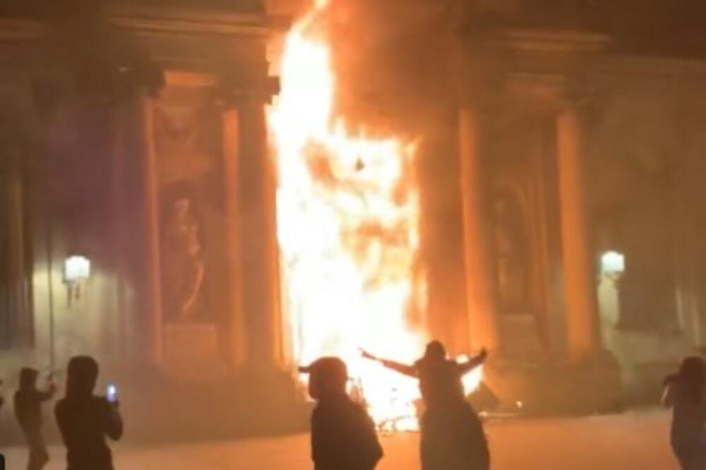 DRAMA U BORDOU: Zgrada gradske skupštine zapaljena tokom protesta! (VIDEO)