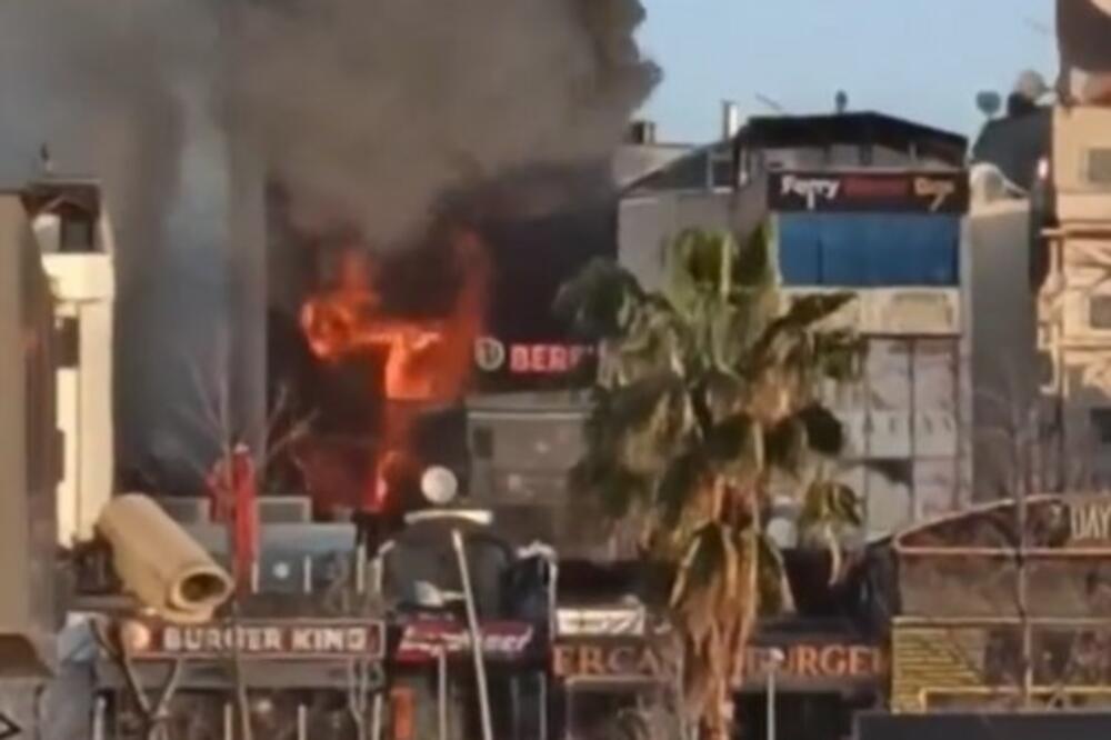 VELIKI POŽAR U ISTANBULU: Vatra za kratko vreme progutala ceo hotel, najmanje dvoje ljudi poginulo (VIDEO)