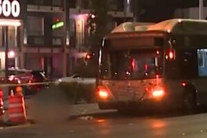 SNIMAK KOJI JE ŠOKIRAO AMERIKU: Stariji muškarac žrtvu u autobusu izbo 33 puta, vozač NE REAGUJE (UZNEMIRUJUĆI VIDEO)