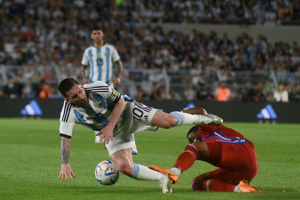 MOGAO JE DA OSAKATI MESIJA! Fudbaler Paname BEZ RESPEKTA KRVNIČKI uleteo u noge čuvenom Argentincu, o ovom startu SVI BRUJE! VIDEO