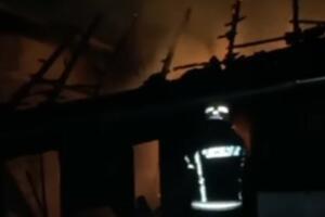 GORI PORODIČNA KUĆA U KRAGUJEVCU: Požar u naselju Pivara, vatrogasci u borbi sa vatrom (VIDEO)