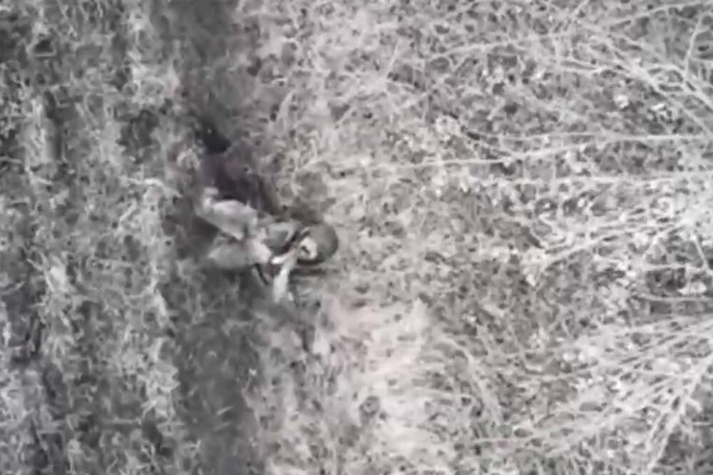 RANJENI VOJNIK MOLI OPERATERA DRONA DA NE BACA BOMBU: Sklopio je ruke i tražio milost, ali je nije dobio (UZNEMIRUJUĆI VIDEO)