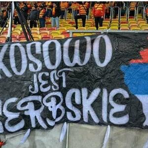 KOSOVO JE SRBIJA! Poljski navijači razvili transparent, ova fotografija