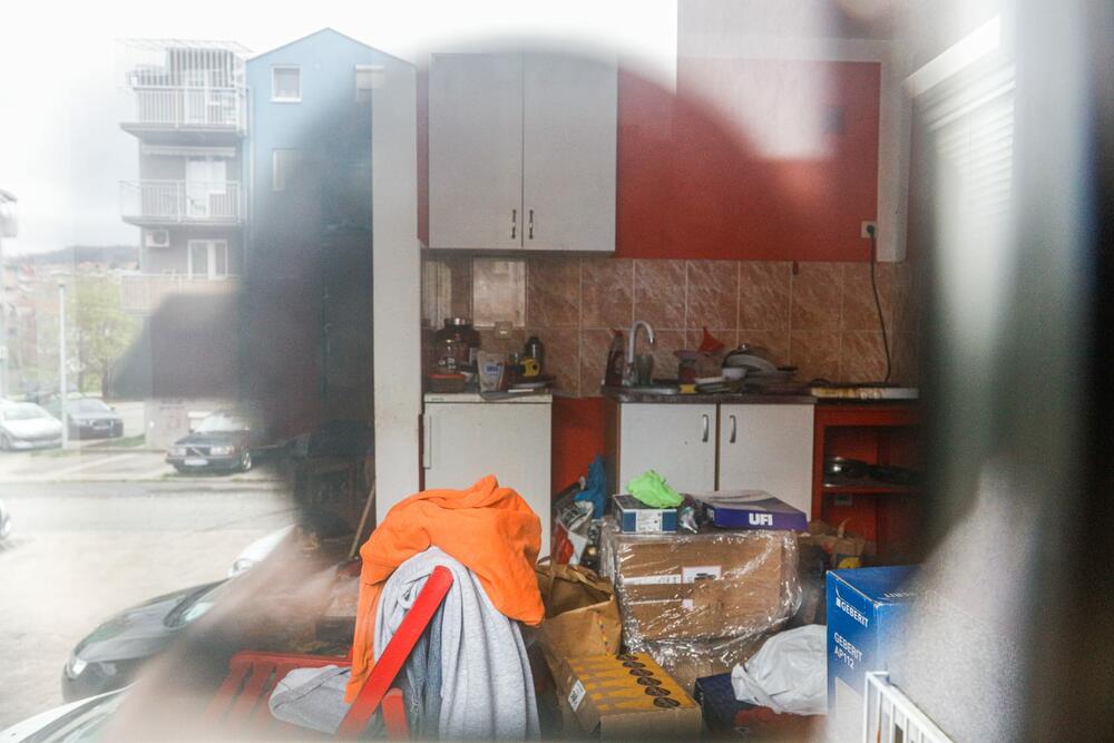stan bio u haosu kada je policija došla nakon prijave u martu 