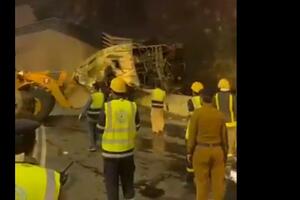 AUTOBUS UDARIO U MOST 20 MRTVIH! Teška saobraćajna nesreća u Saudijskoj Arabiji, vozilo se prevrnulo i zapalilo (VIDEO)