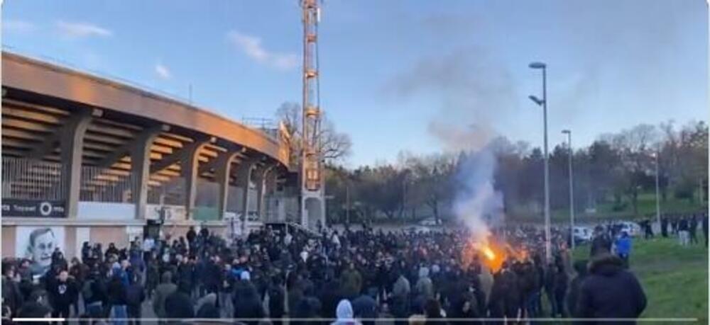 GROBARI PONOVO PROTESTVOVALI PROTIV UPRAVE: Navijači Partizana se okupili ispred stadiona u Humskoj!