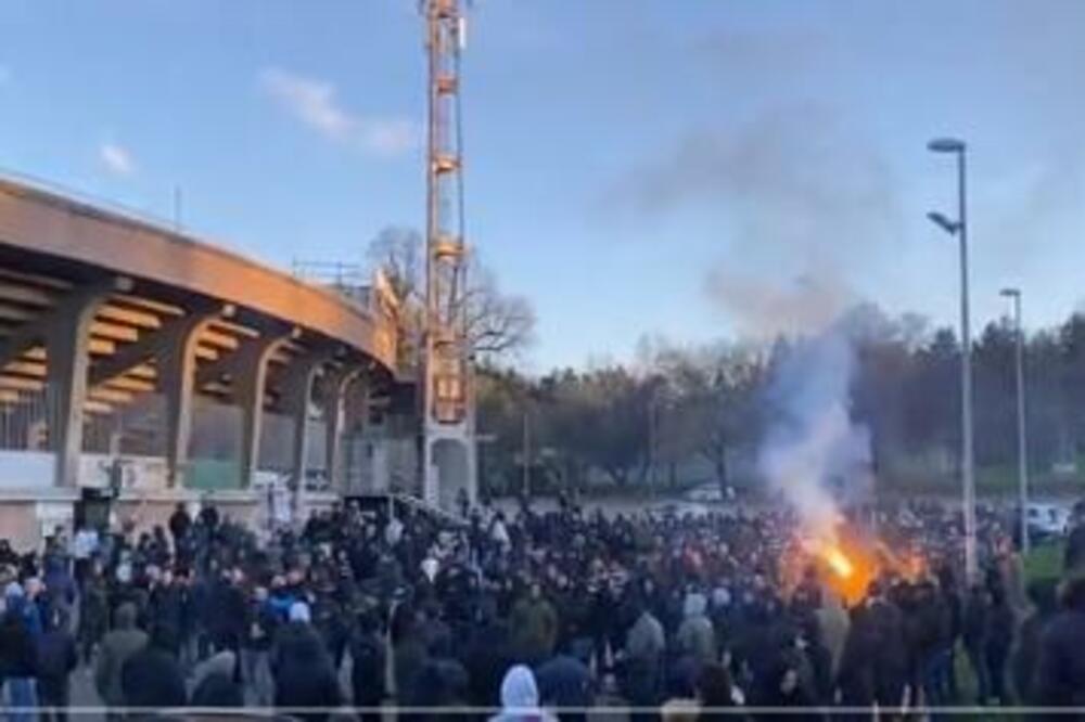 GROBARI PONOVO PROTESTVOVALI PROTIV UPRAVE: Navijači Partizana se okupili ispred stadiona u Humskoj (VIDEO)