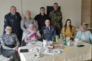 KOLEGE GA NISU ZABORAVILE: Poručnik Željko Mićić ranjen tokom NATO bombardovanja, devet meseci bio u komi, sad je u domu za stare!