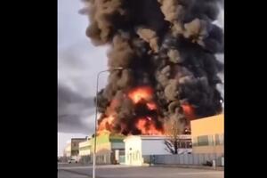 PANIKA! Gori hemijska fabrika u Italiji, plamen bukti, crni dim kulja, građanima rečeno da ostanu kod kuće zbog moguće KATASTROFE