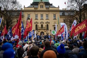 HILJADE LJUDI U PRAGU PROTESTOVALO PROTIV PENZIJSKE REFORME: Penzija sa 68 godina - NE. Ostavka Fijaline vlade - DA!
