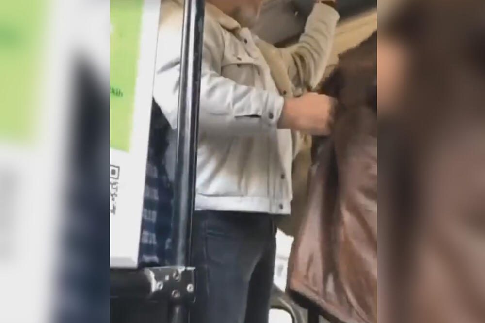 DRAMA U TRAMVAJU: Napao ženu i hteo da je izbaci iz vozila zbog psa! VIDEO