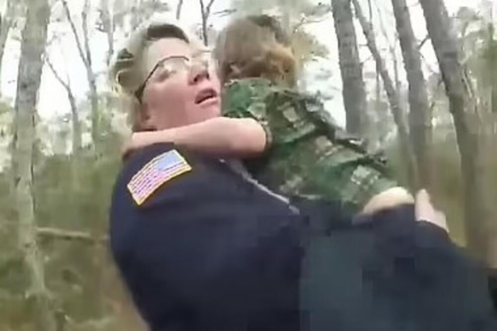 U DALJINI JE ČULA NJEGOV PLAČ: Pogledajte trenutak kada majka pronalazi sina koji se izgubio i satima lutao po šumi (VIDEO)