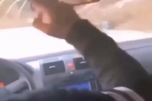 PESNICA POLETELA ZBOG PESME: Vozač šokirao svojom reakcijom tokom vožnje, svi se pitaju DA LI JE REALNO DA JE TO URADIO?! (VIDEO)