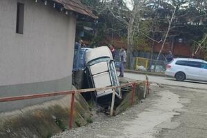 ODBACIO AUTOMOBIL U KANAL! Neobična saobraćajna nesreća na putu Kruševac - Aleksandrovac