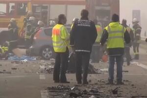 IZ OLUPINA IZVUČENO 7 TELA! Sve žrtve izgorele u vozilima: Policija sada ISTRAŽUJE OVO! Novi detalji nesreće u Nemačkoj (FOTO)