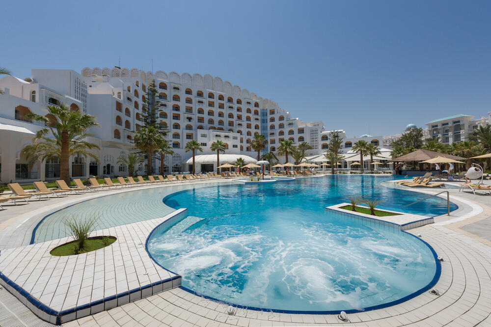 ZAŠTO POSETITI OVAJ HOTEL U TUNISU: Nalazi se u blizini poznate marine, na prelepoj plaži sa belim peskom i ima odličnu uslugu