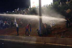 VELIKI NEREDI U FRANCUSKOJ I IZRAELU: Povređeno na 1.000 policajaca i demonstranata, vodeni topovi u Tel Avivu na 170.000 ljudi