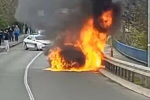 EKSPLOZIJA NA BANOVOM BRDU: Gori BMW kod okretnice! Nešto je puklo, pa se zapalio (VIDEO)