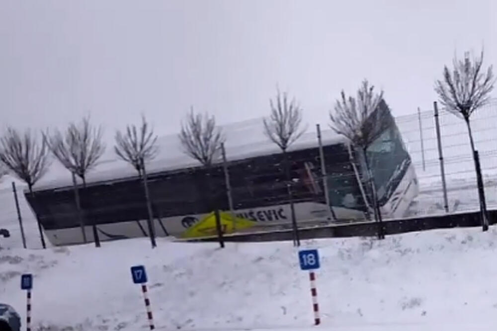 AUTOBUS SE PREVRNUO KOD KRAGUJEVCA: Prevozio radnike pa sleteo sa puta, povređeno 18 putnika (VIDEO)