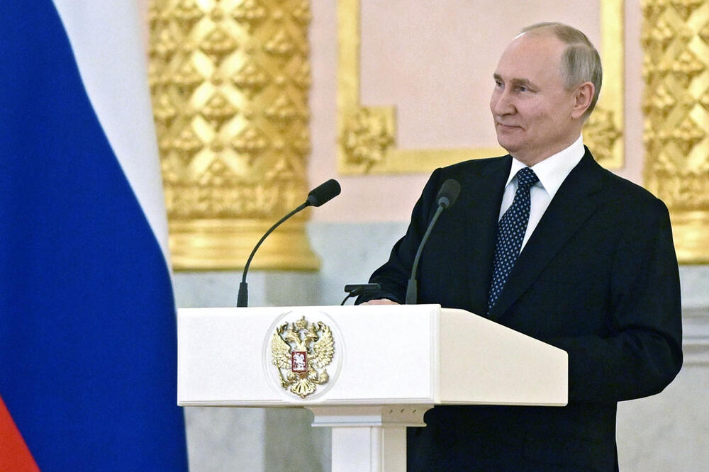 MUK! Putin sa 20 metara udaljenosti pozdravio nove ambasadore u Moskvi, oni ga izbojkotovali, ovo su uradili, a ON IM SE SMEŠKAO!