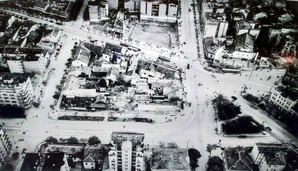 Potpuno uništen stambeni blok tokom bombardovanja 6. parila na mestu današnjeg trga Slavija