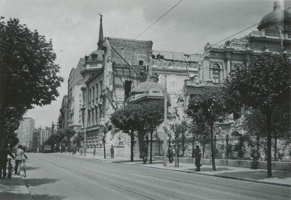 Srušen Stari dvor, pogođen jednom bombom iz zloglasne Štuke kao simbol srpske pobede u Prvom svetskom ratu