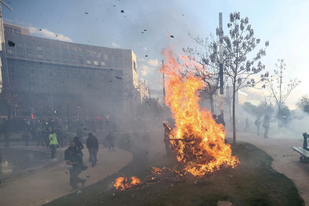 LUDILO U PARIZU: Na ulice izašlo 400.000 ljudi, besni građani polivali policiju kiselinom! PRIVEDENO 111 OSOBA! (FOTO)