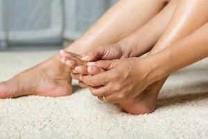 ZAŠTO VAS BOLE NOGE? Saznajte šta je uzrok i uklonite bol u stopalima radeći OVO svaki dan!