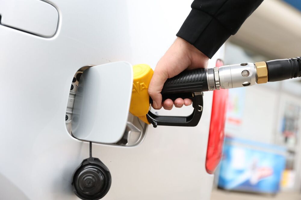 gorivo, cene goriva, benzin, dizel, točenje goriva, radnik na benzinskoj pumpi