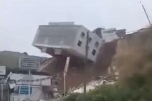DRAMA U MEKSIKU: Zgrada se urušila, nekoliko porodica ostalo bez krova! Neverovatno gde je bila sagrađena!(VIDEO)
